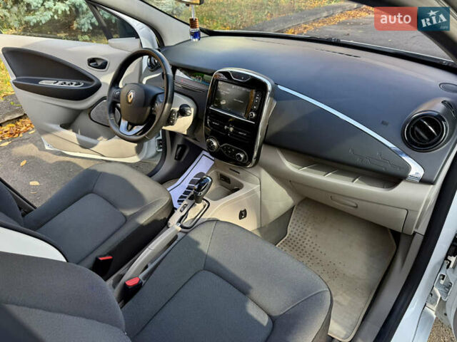 Білий Рено Зое, об'ємом двигуна 0 л та пробігом 68 тис. км за 6976 $, фото 18 на Automoto.ua