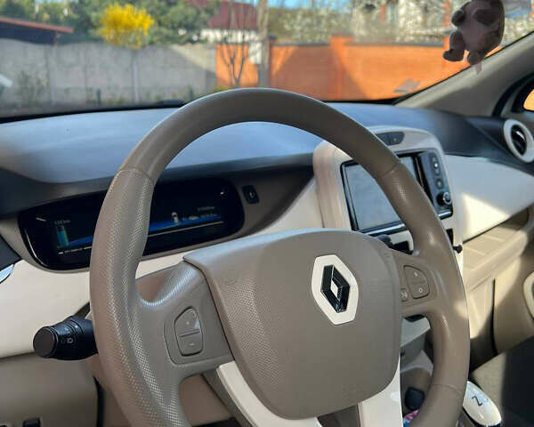 Белый Рено Зое, объемом двигателя 0 л и пробегом 106 тыс. км за 9000 $, фото 2 на Automoto.ua