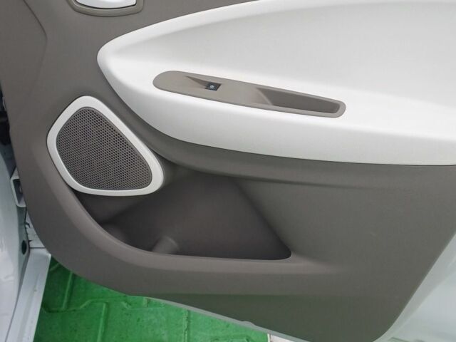 Белый Рено Зое, объемом двигателя 0 л и пробегом 177 тыс. км за 6700 $, фото 19 на Automoto.ua