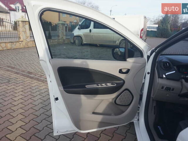 Белый Рено Зое, объемом двигателя 0 л и пробегом 86 тыс. км за 7200 $, фото 25 на Automoto.ua