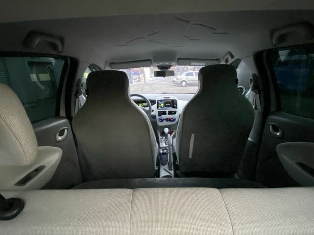 Белый Рено Зое, объемом двигателя 0 л и пробегом 159 тыс. км за 7550 $, фото 12 на Automoto.ua