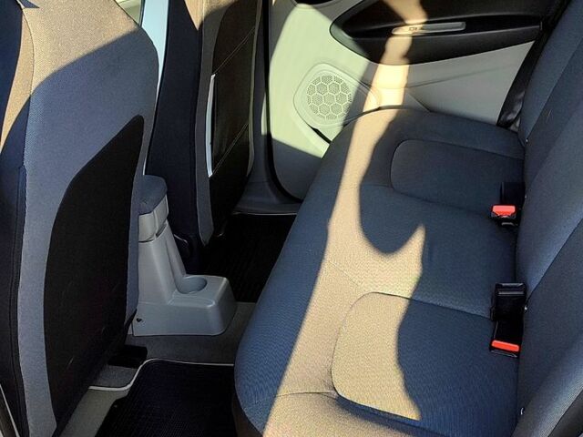 Белый Рено Зое, объемом двигателя 65 л и пробегом 110 тыс. км за 6200 $, фото 13 на Automoto.ua