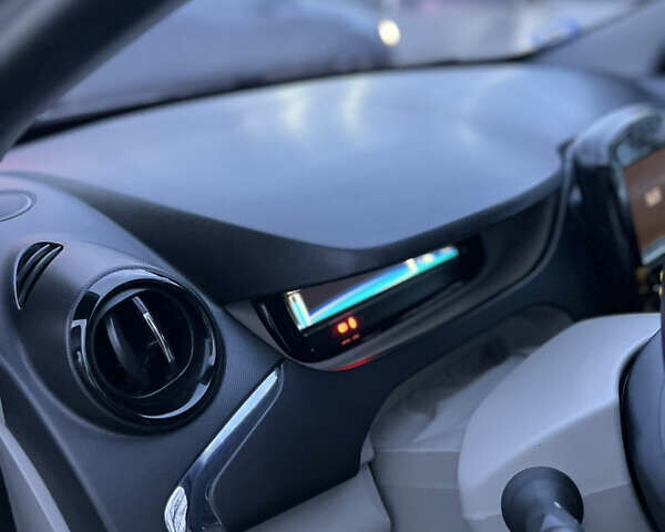 Белый Рено Зое, объемом двигателя 0 л и пробегом 159 тыс. км за 7600 $, фото 22 на Automoto.ua