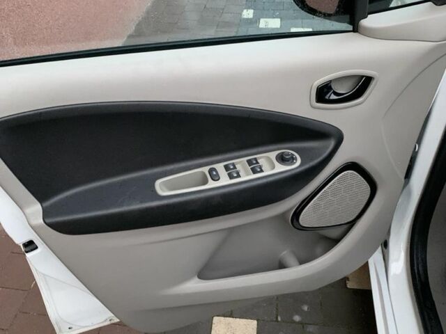 Білий Рено Зое, об'ємом двигуна 0 л та пробігом 68 тис. км за 5800 $, фото 19 на Automoto.ua