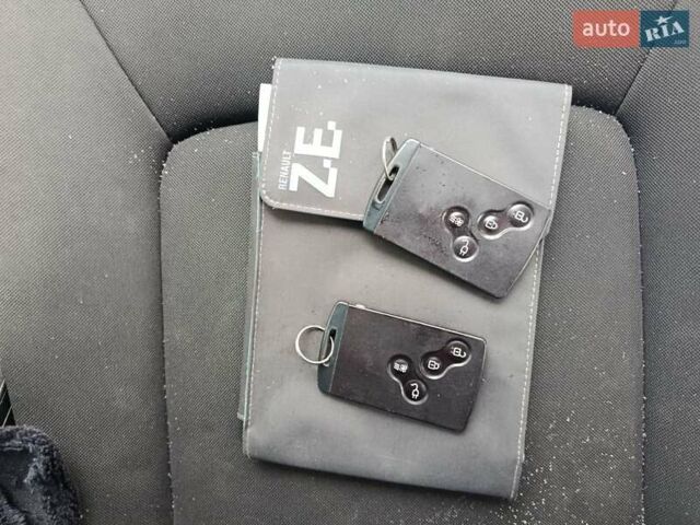 Білий Рено Зое, об'ємом двигуна 0 л та пробігом 96 тис. км за 5850 $, фото 15 на Automoto.ua