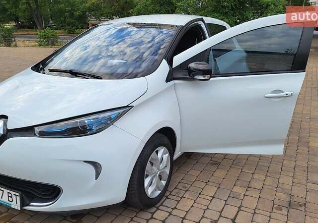 Белый Рено Зое, объемом двигателя 0 л и пробегом 205 тыс. км за 9600 $, фото 11 на Automoto.ua