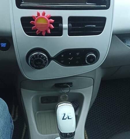 Белый Рено Зое, объемом двигателя 0 л и пробегом 120 тыс. км за 6600 $, фото 4 на Automoto.ua