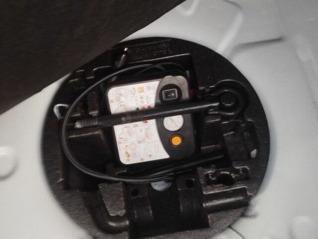 Білий Рено Зое, об'ємом двигуна 0 л та пробігом 15 тис. км за 6700 $, фото 7 на Automoto.ua