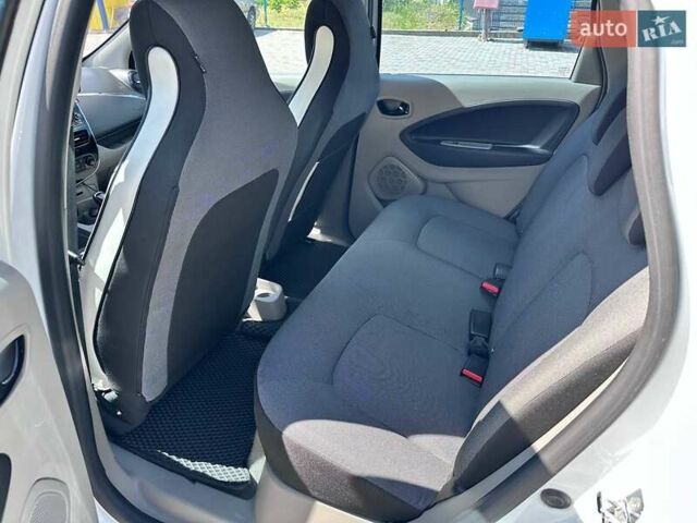 Белый Рено Зое, объемом двигателя 0 л и пробегом 70 тыс. км за 8600 $, фото 13 на Automoto.ua