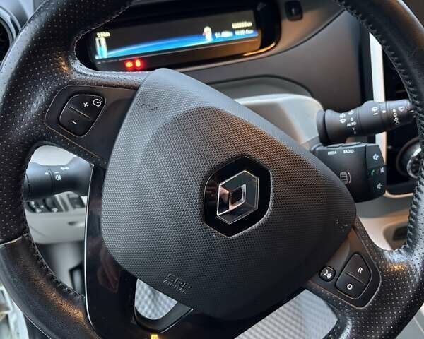 Білий Рено Зое, об'ємом двигуна 0 л та пробігом 124 тис. км за 6900 $, фото 13 на Automoto.ua