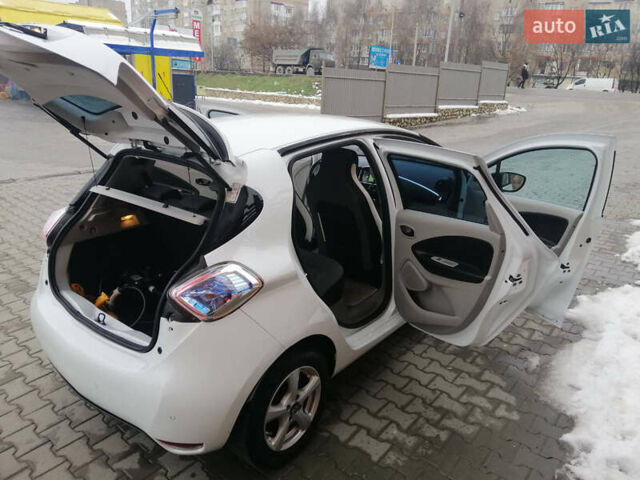 Белый Рено Зое, объемом двигателя 0 л и пробегом 145 тыс. км за 8200 $, фото 11 на Automoto.ua