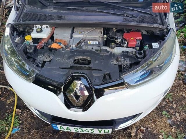 Белый Рено Зое, объемом двигателя 0 л и пробегом 150 тыс. км за 6400 $, фото 13 на Automoto.ua