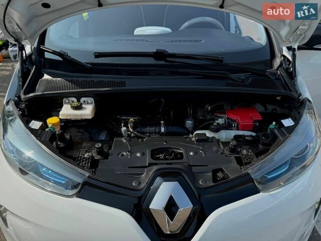 Белый Рено Зое, объемом двигателя 0 л и пробегом 107 тыс. км за 7300 $, фото 15 на Automoto.ua
