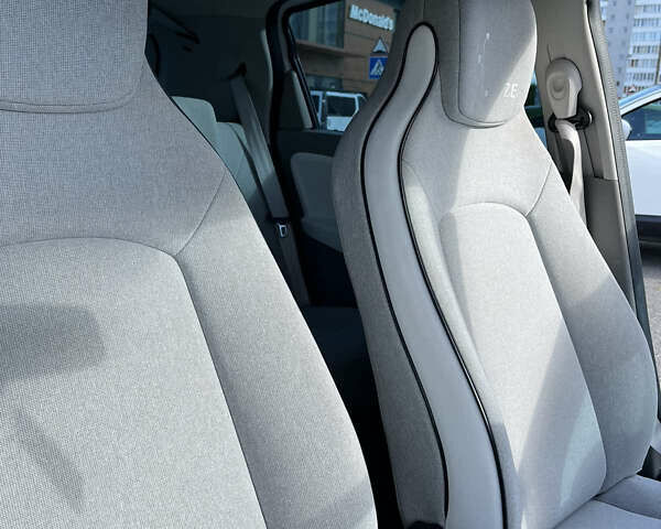 Белый Рено Зое, объемом двигателя 0 л и пробегом 61 тыс. км за 7900 $, фото 10 на Automoto.ua