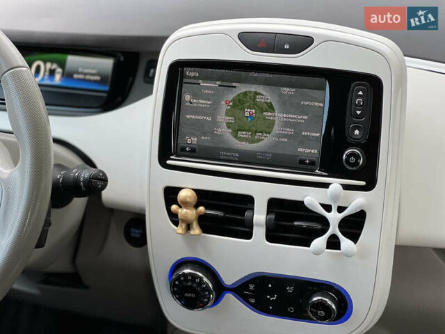 Белый Рено Зое, объемом двигателя 0 л и пробегом 82 тыс. км за 6900 $, фото 25 на Automoto.ua