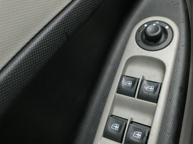 Білий Рено Зое, об'ємом двигуна 0 л та пробігом 68 тис. км за 5800 $, фото 20 на Automoto.ua