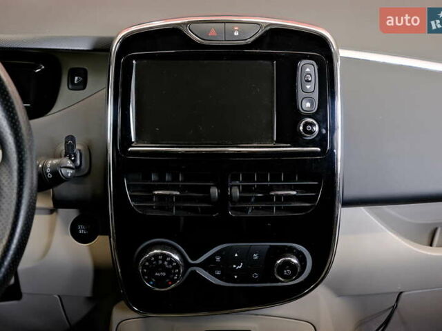 Белый Рено Зое, объемом двигателя 0 л и пробегом 109 тыс. км за 7500 $, фото 60 на Automoto.ua