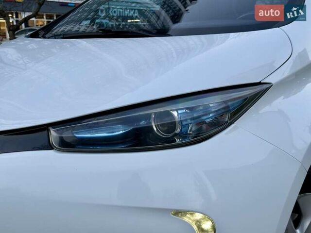Белый Рено Зое, объемом двигателя 0 л и пробегом 147 тыс. км за 5999 $, фото 25 на Automoto.ua