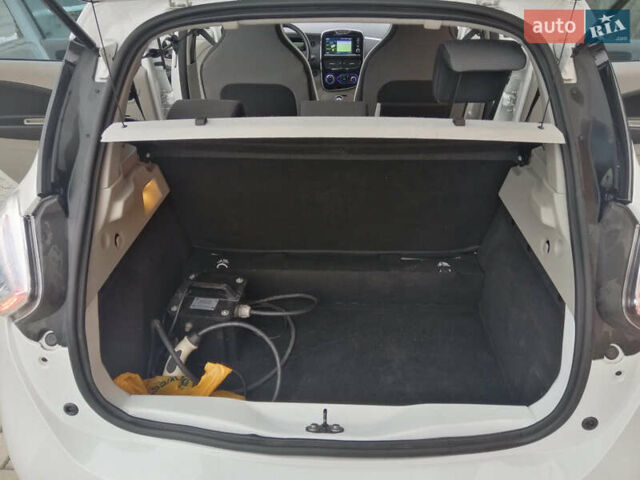 Белый Рено Зое, объемом двигателя 0 л и пробегом 145 тыс. км за 8200 $, фото 19 на Automoto.ua