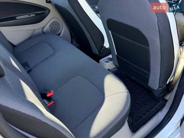 Белый Рено Зое, объемом двигателя 0 л и пробегом 106 тыс. км за 6250 $, фото 13 на Automoto.ua