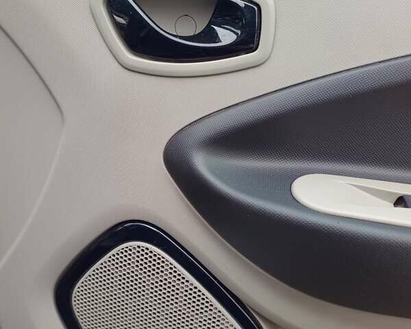 Белый Рено Зое, объемом двигателя 0 л и пробегом 231 тыс. км за 5900 $, фото 31 на Automoto.ua