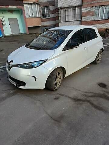 Белый Рено Зое, объемом двигателя 0 л и пробегом 152 тыс. км за 6800 $, фото 2 на Automoto.ua