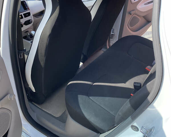 Белый Рено Зое, объемом двигателя 0 л и пробегом 93 тыс. км за 7150 $, фото 5 на Automoto.ua