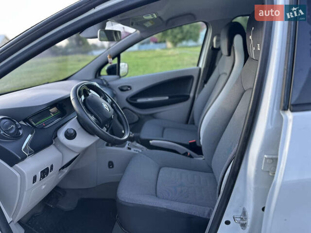 Белый Рено Зое, объемом двигателя 0 л и пробегом 128 тыс. км за 7500 $, фото 7 на Automoto.ua