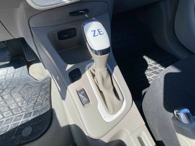 Белый Рено Зое, объемом двигателя 0 л и пробегом 91 тыс. км за 6480 $, фото 23 на Automoto.ua