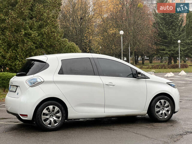 Белый Рено Зое, объемом двигателя 0 л и пробегом 82 тыс. км за 6900 $, фото 9 на Automoto.ua