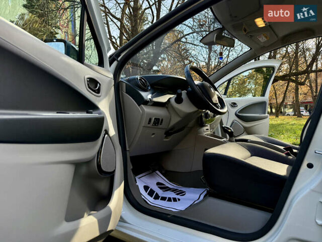 Білий Рено Зое, об'ємом двигуна 0 л та пробігом 68 тис. км за 6976 $, фото 14 на Automoto.ua