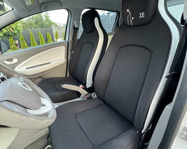 Белый Рено Зое, объемом двигателя 0 л и пробегом 129 тыс. км за 6499 $, фото 15 на Automoto.ua