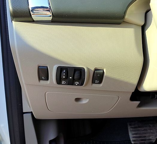 Белый Рено Зое, объемом двигателя 65 л и пробегом 110 тыс. км за 6200 $, фото 12 на Automoto.ua