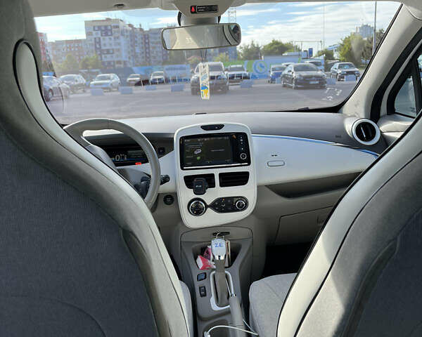 Белый Рено Зое, объемом двигателя 0 л и пробегом 61 тыс. км за 7900 $, фото 7 на Automoto.ua