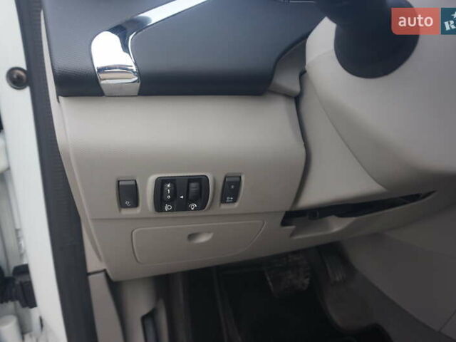 Белый Рено Зое, объемом двигателя 0 л и пробегом 86 тыс. км за 7200 $, фото 28 на Automoto.ua