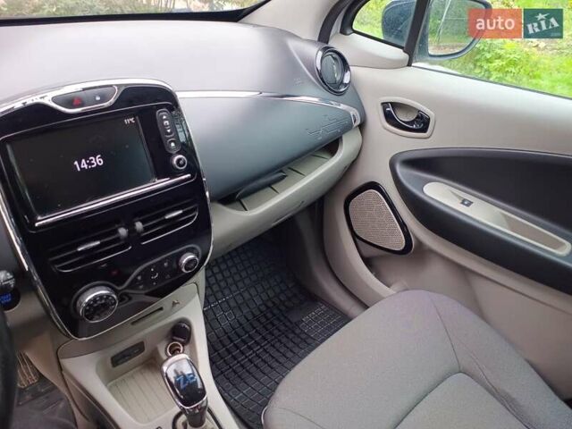 Белый Рено Зое, объемом двигателя 0 л и пробегом 231 тыс. км за 5900 $, фото 17 на Automoto.ua