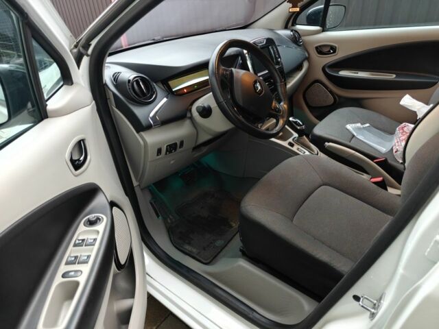 Білий Рено Зое, об'ємом двигуна 0 л та пробігом 87 тис. км за 6350 $, фото 4 на Automoto.ua