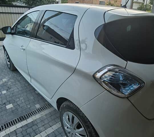 Білий Рено Зое, об'ємом двигуна 0 л та пробігом 131 тис. км за 6300 $, фото 9 на Automoto.ua