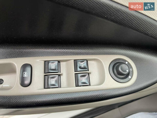 Белый Рено Зое, объемом двигателя 0 л и пробегом 124 тыс. км за 7000 $, фото 26 на Automoto.ua