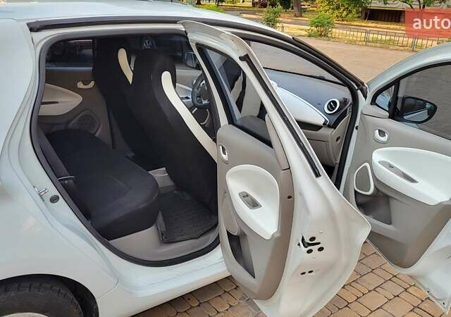 Белый Рено Зое, объемом двигателя 0 л и пробегом 205 тыс. км за 9600 $, фото 1 на Automoto.ua