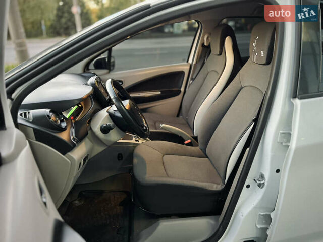 Белый Рено Зое, объемом двигателя 0 л и пробегом 127 тыс. км за 7150 $, фото 30 на Automoto.ua