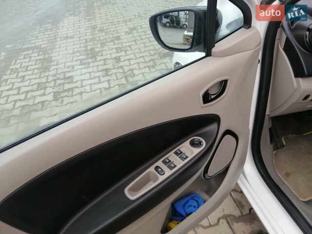 Белый Рено Зое, объемом двигателя 0 л и пробегом 145 тыс. км за 8200 $, фото 13 на Automoto.ua