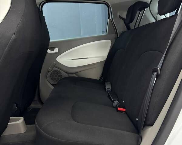 Белый Рено Зое, объемом двигателя 0 л и пробегом 89 тыс. км за 6700 $, фото 16 на Automoto.ua