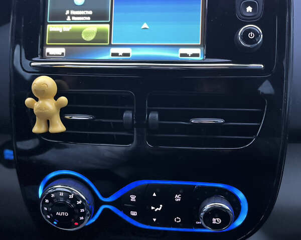 Белый Рено Зое, объемом двигателя 0 л и пробегом 160 тыс. км за 6800 $, фото 35 на Automoto.ua