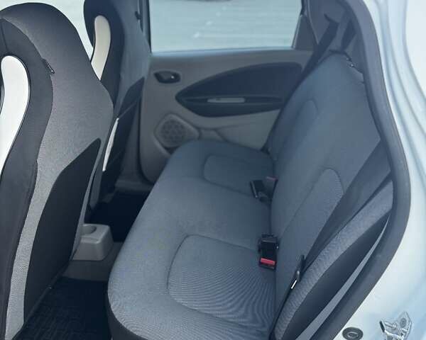 Белый Рено Зое, объемом двигателя 0 л и пробегом 98 тыс. км за 6700 $, фото 11 на Automoto.ua