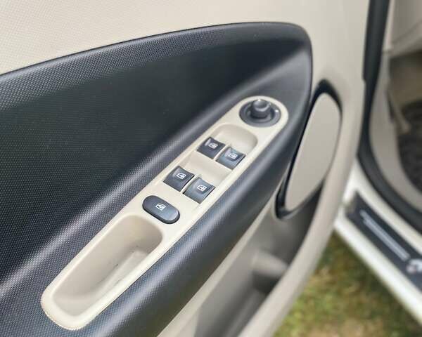 Белый Рено Зое, объемом двигателя 0 л и пробегом 126 тыс. км за 6800 $, фото 15 на Automoto.ua