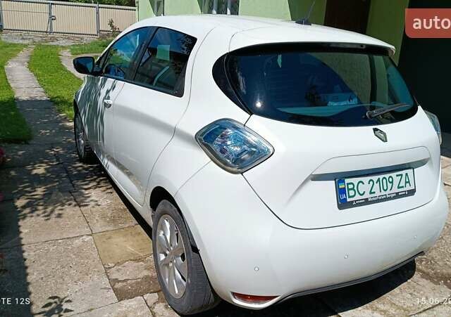 Белый Рено Зое, объемом двигателя 0 л и пробегом 100 тыс. км за 7300 $, фото 5 на Automoto.ua