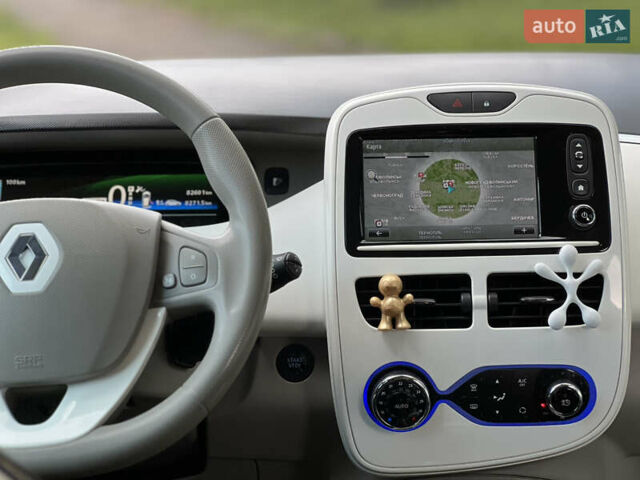 Белый Рено Зое, объемом двигателя 0 л и пробегом 82 тыс. км за 6900 $, фото 23 на Automoto.ua