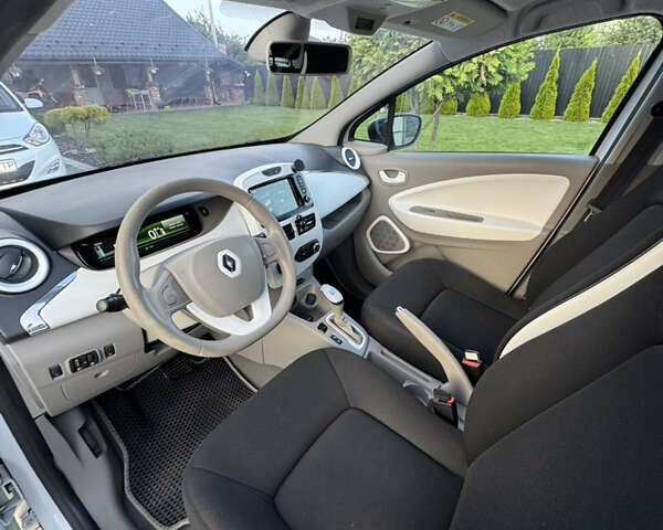 Белый Рено Зое, объемом двигателя 0 л и пробегом 129 тыс. км за 6499 $, фото 14 на Automoto.ua