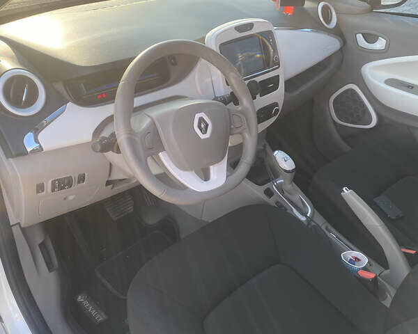 Белый Рено Зое, объемом двигателя 0 л и пробегом 125 тыс. км за 7500 $, фото 5 на Automoto.ua